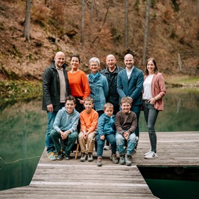 Familie Daberer auf einem Steg am Teich