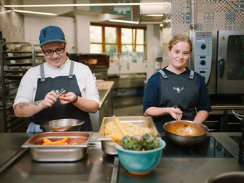 Zwei Köche kochen in der Küche