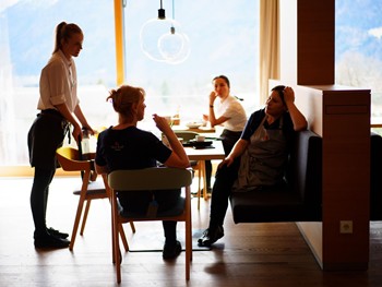 Mitarbeiter vom Daberer sitzen an einem Tisch im Restaurant
