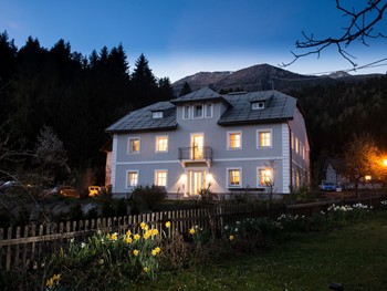Mitarbeiterhaus vom Hotel Daberer in der Dämmerung