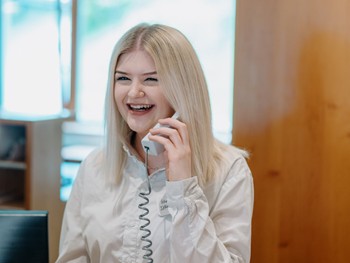 Rezeptionistin am Telefon
