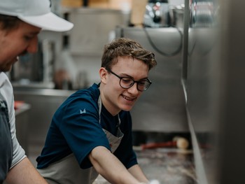 Zwei Köche kochen in der Küche