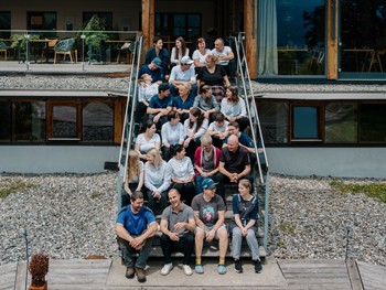 Team vom Hotel Daberer auf der Treppe zum Hotel