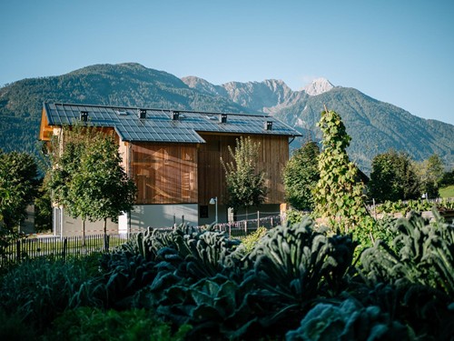 Mitarbeiterhaus vom Hotel Daberer vor Bergen