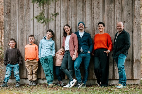 Familie Daberer vor einer Holzhütte