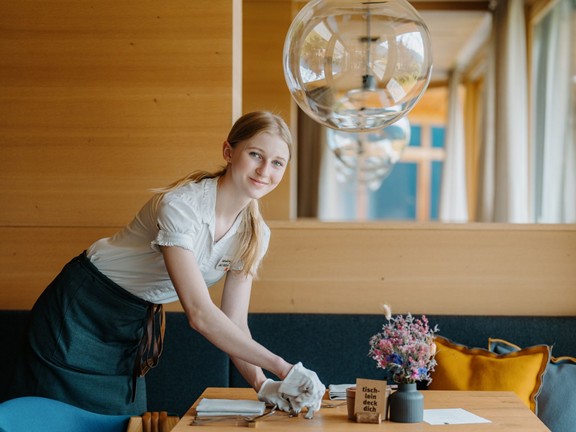Restaurant-Mitarbeiterin im Daberer deckt einen Tisch