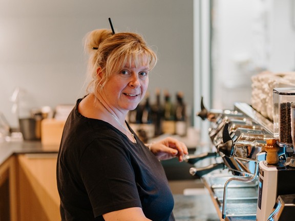 Mitarbeiterin vom Hotel Daberer hinter der Kaffeebar
