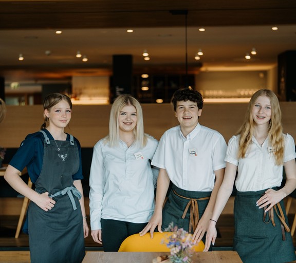 Vier Mitarbeiter im Restaurant von Hotel Daberer