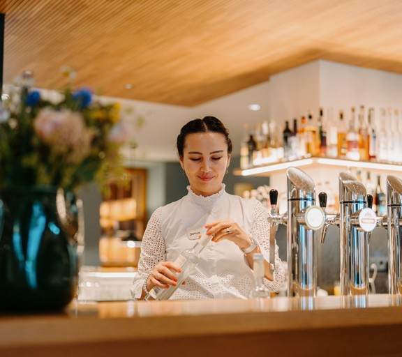 Restaurant-Mitarbeiterin im Daberer hinter der Bar